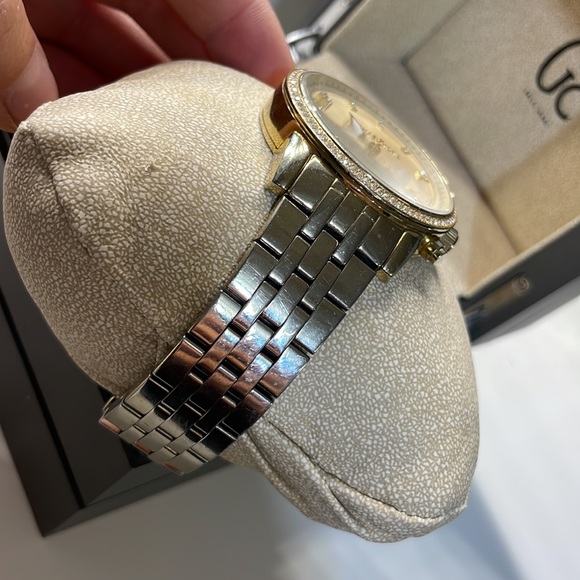 Ladies Michael Kors gold watch. - Picture 2 of 2